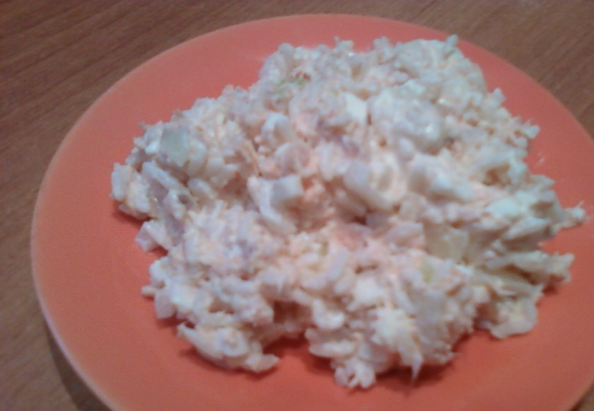 1. Этап. Салат рыбный с рисом: 4. Солим, перчим, добавим майонез. Салат готов!