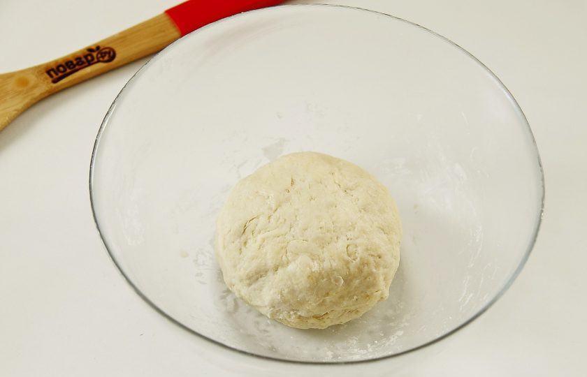 1. Этап. Пирог Сырно-грибное удовольствие: Перемешайте, добавьте воду и замесите мягкое тесто. Заверните его в пленку и уберите в холодильник на 30 минут.