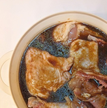 1. Этап. Куриные окорочка по-Гавайски: Залить окорочка маринадом и убрать в холодильник на 3-4 часа или дольше.