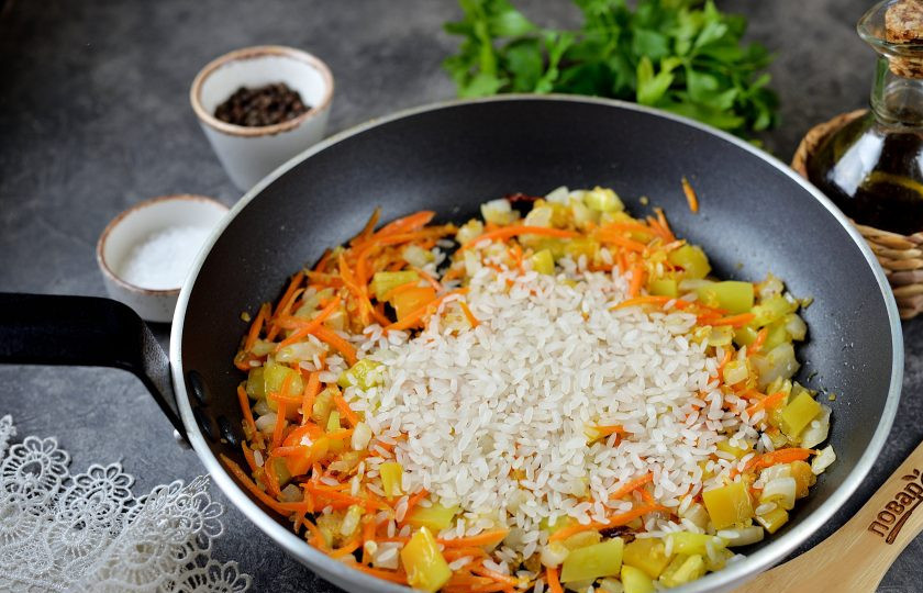 1. Этап. Каша из риса и булгура 1000 и одна ночь: Добавьте рис и обжарьте все вместе еще около минуты.