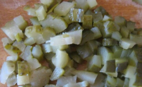 1. Этап. Винегрет с грибами: Пока овощи кипят на плите, мы можем заняться подготовкой остальных ингредиентов. Итак, нарезаем соленые огурцы на мелкие кубики.