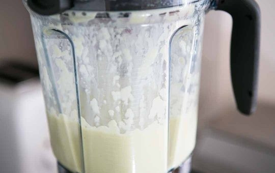 1. Этап. Суп-пюре с сельдереем: Из кастрюли достаньте лаврушку и перелейте содержимое частями в блендер, пюрируя суп.