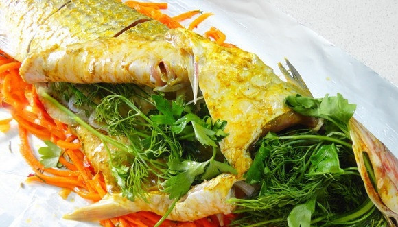 1. Этап. Кефаль в духовке в фольге: Набиваем пузо и голову рыбы луком и зеленью.