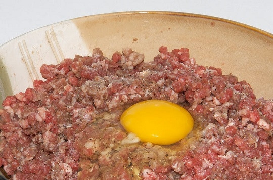 1. Этап. Макароны с котлетами: 2. Мясо пропустите через мясорубку вместе с луком и чесноком. Вбейте яйцо. Посолите и поперчите по вкусу.