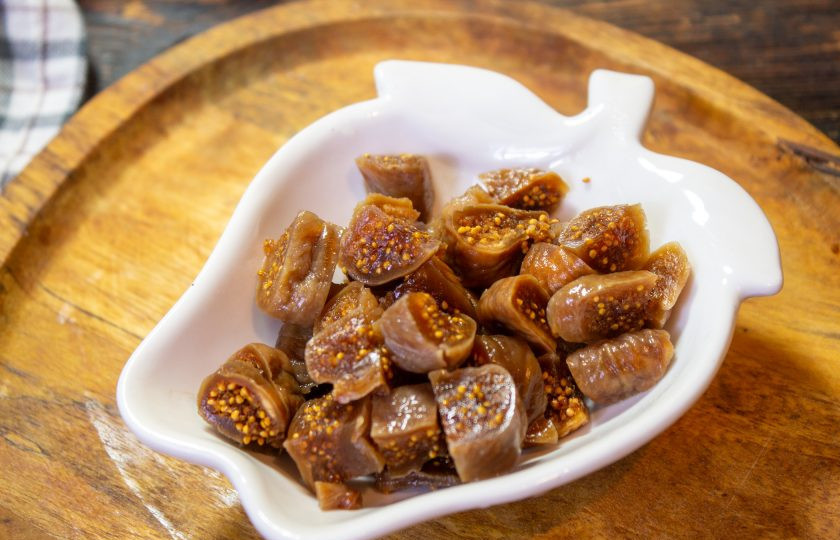 1. Этап. Паштет с инжиром: Замоченный инжир нарежьте на небольшие кусочки.