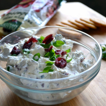 Намазка из сушеной клюквы и зеленого лука