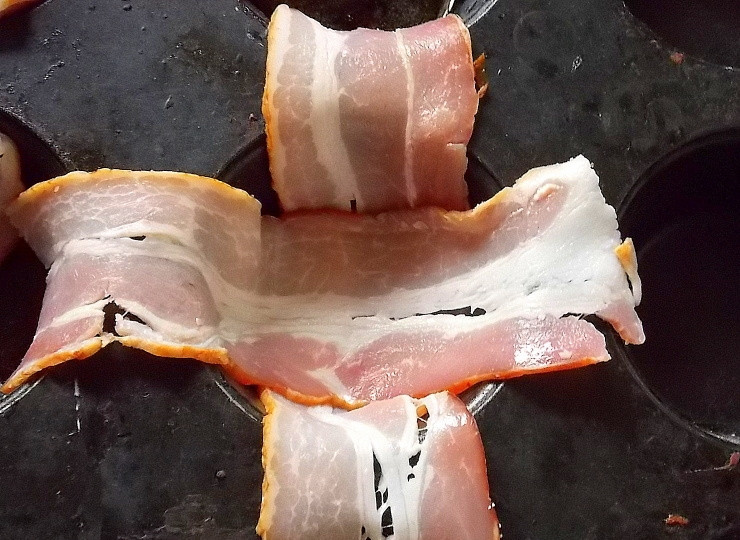 1. Этап. Мясные шарики в беконе: В ячейки формы для маффинов уложите бекон в виде креста.