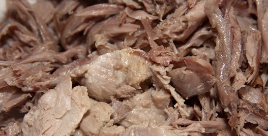 1. Этап. Кислые щи из утки: 2. Варим бульон на слабом огне около 1,5 часов (пока утка не будет готова). Я, бывает, варю мясо и два часа, чтобы оно полностью отделялось от кости. Вынимать мясо или нет - дело ваше. Многие любят вводить мясо уже измельченное (я - не исключение). Достать мясо можно после его приготовления, дайте ему остыть, а в самом конце верните в бульон.