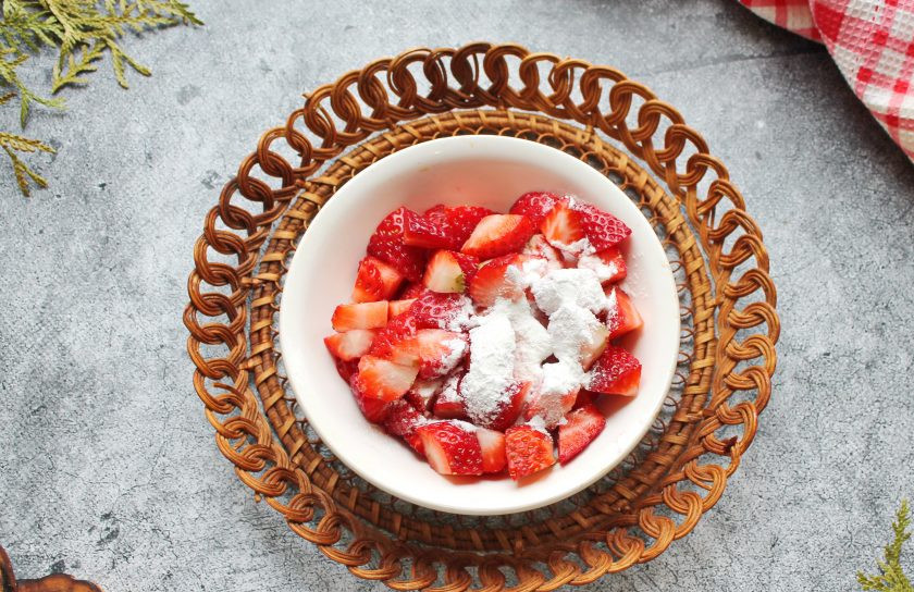 1. Этап. Пирожки с клубникой из дрожжевого теста в духовке: Подготовленную клубнику порежьте на кусочки и перемешайте с крахмалом.