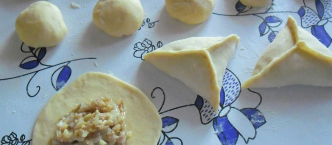 1. Этап. Тесто для самсы на кефире: 7. Тесто для самсы на кефире в домашних условиях аккуратно раскатать и выложить в серединку начинку. В данном случае это куриное филе с луком и картофелем.