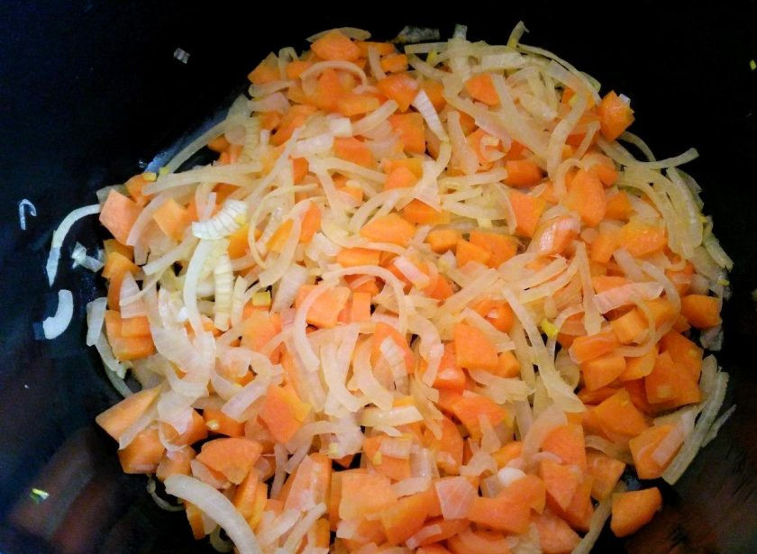 1. Этап. Постные гороховые пирожки: Пока тесто находится в тепле, приготовьте начинку. Для этого мелко порежьте лук и морковь, а затем слегка обжарьте до мягкости с добавлением подсолнечного масла (1 ст.л.).