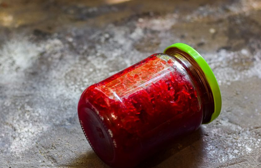 1. Этап. Варенье из свеклы: Поставьте банку с вареньем дном вверх, укутайте одеялом и оставьте на сутки в покое. После храните варенье в кладовке.