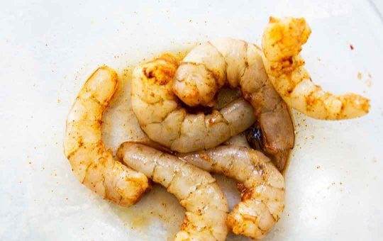 1. Этап. Закуска с креветками: 1. Промойте очищенные креветки, затем обмакните их салфетками насухо. Смешайте креветки с порошком чили, солью, молотым черным перцем, лимонным соком, оставьте на 10 минут.