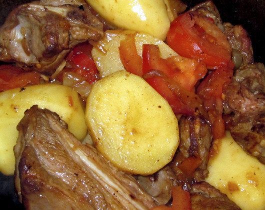 1. Этап. Шурпа из свиных ребрышек: Добавляем в казан нарезанные помидоры и опять все перемешиваем.