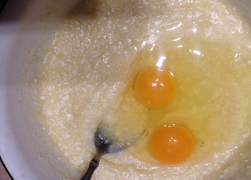 1. Этап. Творожные кексы в силиконовых формочках: Добавим яйца и перемешаем.