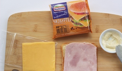 1. Этап. Просто сэндвич: Поджаренную сторону хлеба смазать соусом и выложить на хлеб 1-2 ломтика ветчины, сверху ломтик плавленого сыра Чизбургер от ТМ Hochland