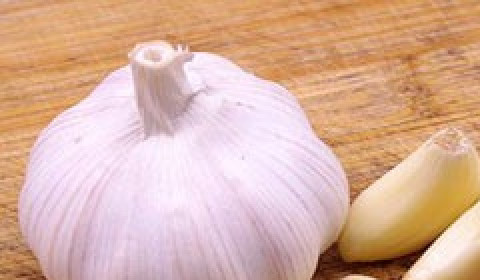 1. Этап. Аджика из помидоров на зиму: Очищаем чеснок от шелухи ножом. Выдавливаем чеснок в миску.