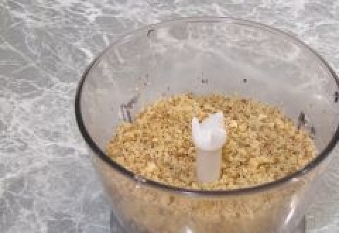 1. Этап. Свекла с черносливом: Орехи очищаем и измельчаем. Можно блендером, а можно ножом или скалкой. Все зависит от вашего вкуса.