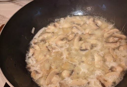 1. Этап. Грибной крем-суп с кинзой: Влейте 50 г вина, выпарите на большом огне