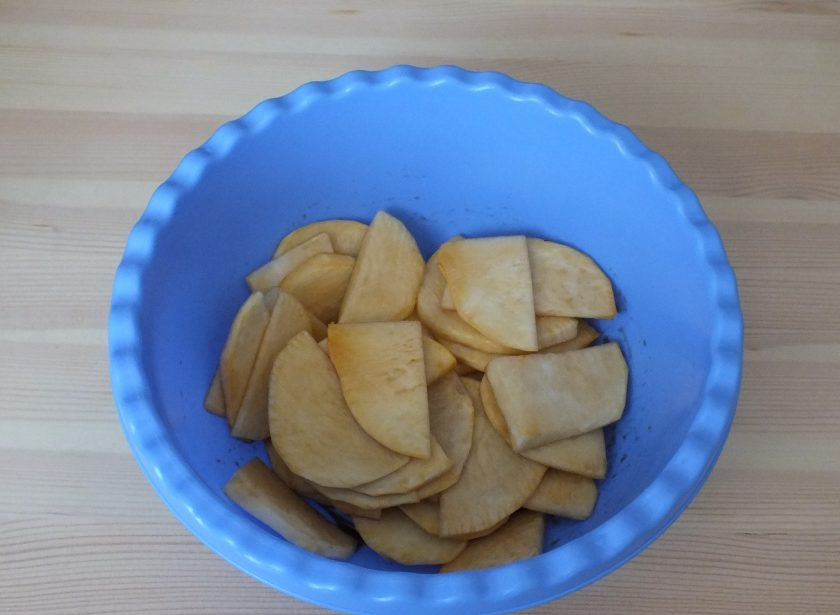 1. Этап. Пареная репа в микроволновке: Репу почистите от кожуры. Нарежьте пластинками. Сложите в чашу, залейте соевым соусом и оставьте на 30 минут, периодически перемешивая.