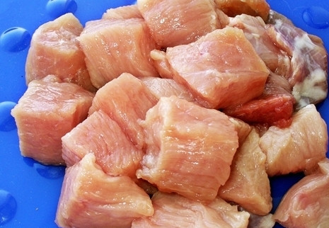 1. Этап. Соус в горшочках: Мясо нарезать кубиками примерно 2х2 сантиметра.