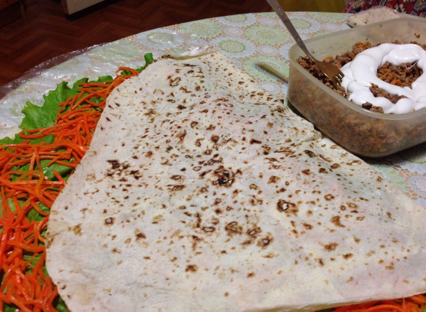 1. Этап. Рулет из лаваша с корейской морковкой: Печенку перемешайте майонезом, выложите поверх корейской морковки, аккуратно и равномерно распределите.