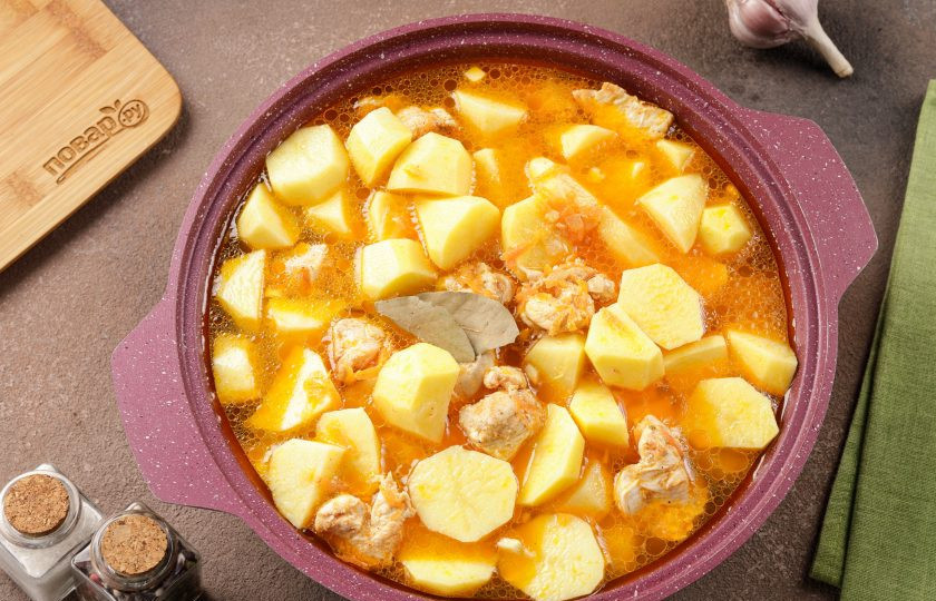 1. Этап. Курица с картофелем и морковью: Влейте воду и отрегулируйте на соль. Количество воды — на ваш вкус, нам нравится картофель с бульоном.