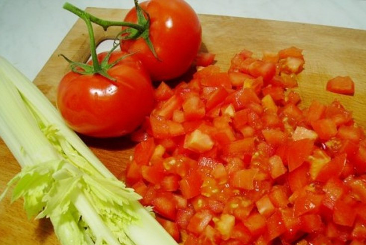1. Этап. Жиросжигающий суп из сельдерея: А также помидоры, которые сразу отправьте в кастрюлю. Через 15 минут добавьте остальные овощи и варите суп до готовности. Не забудьте посолить.