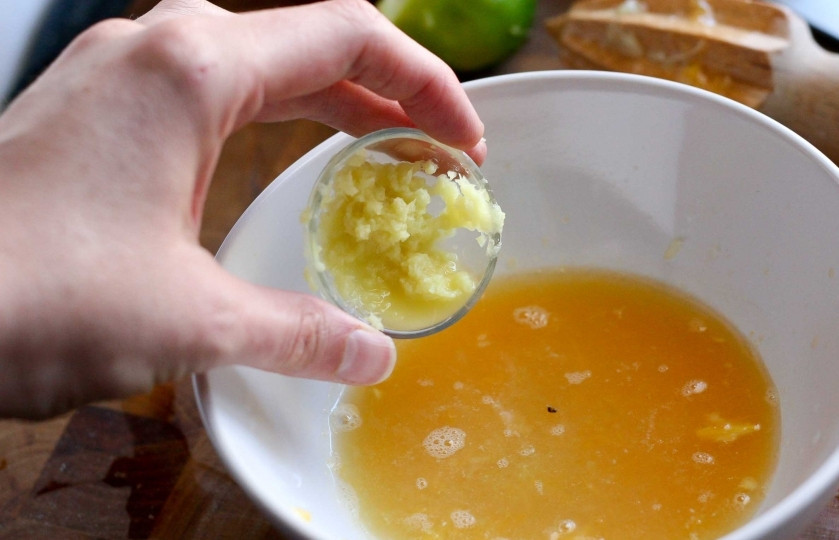 1. Этап. Салат из дыни и арбуза: Добавляем к соку свежий тертый имбирь.