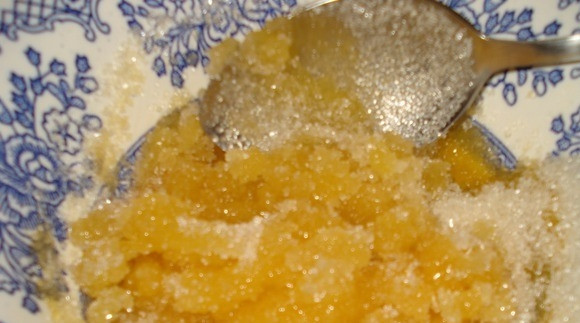 1. Этап. Орехи со сгущенкой: Возьмите сырые куриные яйца и отделите желтки от белков. Белки положите в холодильник, а желтки поместите в миску. Добавьте к ним сахар и разотрите.