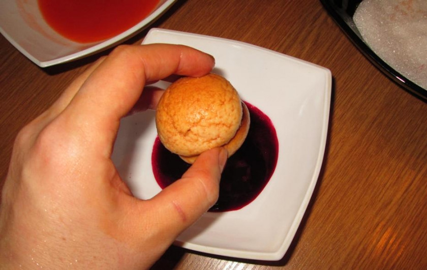 1. Этап. Печенье Персики: 10. Окунаем каждое печенье в сок: с одной стороны в морковный сок, а другую половинку опускаем стороной в свеклу.