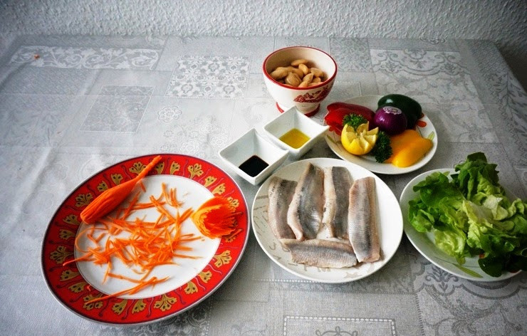 1. Этап. Овощной салат с филе сельди: 1. Приготовьте все необходимые ингредиенты для салата. Овощи промойте и очистите. Из моркови можно вырезать розочку при помощи специального ножа.