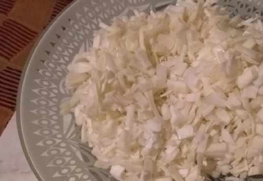 1. Этап. Неленивые голубцы: Капусту нарезать тонкой соломкой, проварить в подсоленной воде 5 минут, откинуть на дуршлаг.