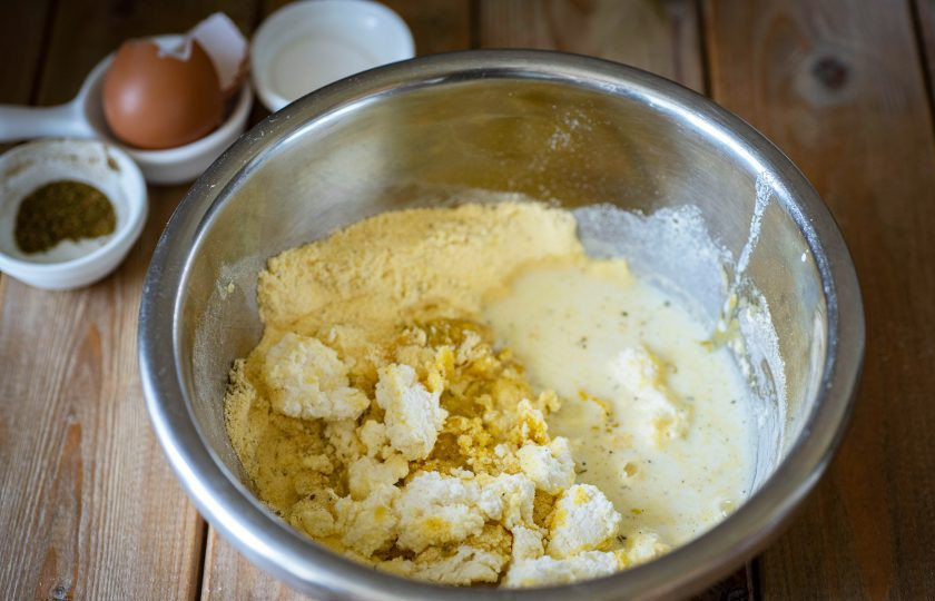 1. Этап. Кукурузные лепешки с творогом: Залейте молоко, растительное масло, добавьте творог.