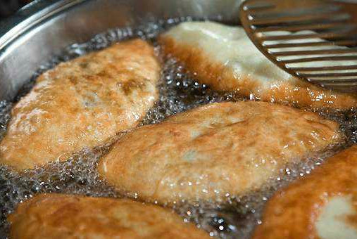 1. Этап. Тесто на пирожки жареные: Ставим жаропрочную посуду с растительным маслом на огонь. В раскаленное масло кладем немного придавленные пирожки. Масла должно быть много, чтобы получить эффект фритюра. Обжариваем пирожочки с двух сторон до румянца.