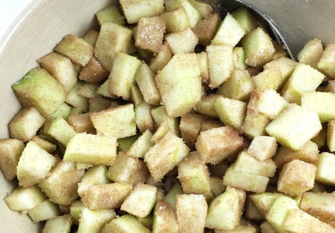 1. Этап. Десерт из яблока и овсянки: 3. К яблокам добавьте сахарную смесь и перемешайте хорошенько.