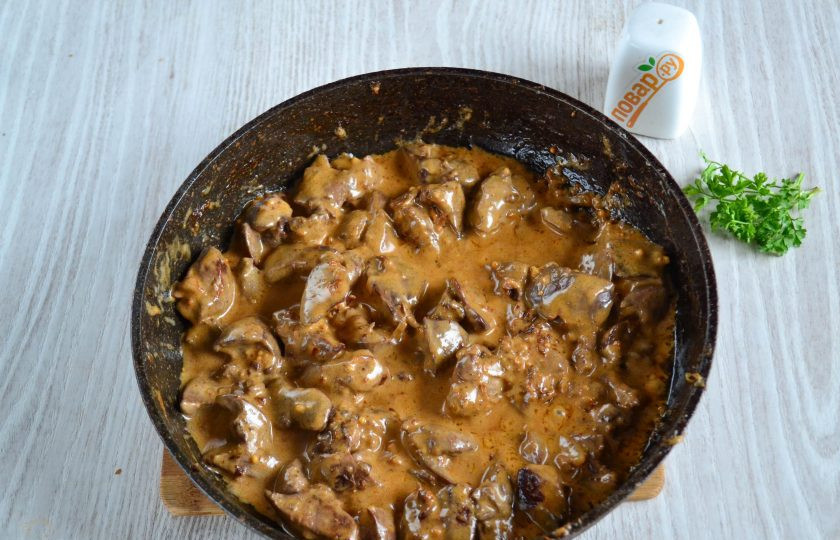 1. Этап. Куриная печень на сковороде с майонезом: Печень уже очень мягкая и сочная. Но мне бы хотелось сделать ее еще более мягкой, поэтому я долила еще примерно 100-150 мл. воды, накрыла сковороду крышкой и потушила еще 10-12 минут.