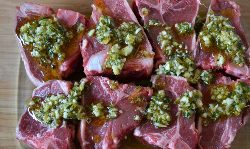 1. Этап. Баранина с розмарином: 2. Мясо разморозим, промоем, обсушим, нарежем порционными кусочками и заливаем этим маринадом. Пусть стоит сутки в холодильнике, или хотя бы час - если вы очень торопитесь.