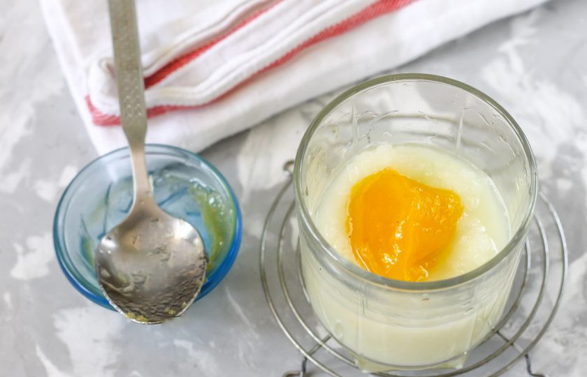 1. Этап. Лук с медом: Выложите луковую массу в стакан или чашку. По желанию, влейте немного лимонного или апельсинового сока, если готовите для детей, чтобы запах лука не был столь ярок. Выложите мед и тщательно размешайте. Дайте настояться около 10-15 минут, прикрыв емкость сверху крышкой или пищевой пленкой. Заготовку можно хранить в холодильнике около суток, принимать 3 раза в день.