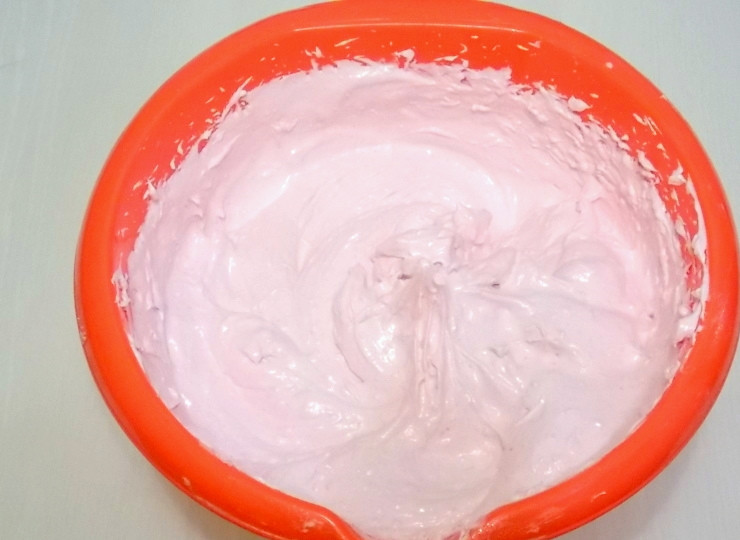 1. Этап. Зефир из клюквы: Не прекращайте взбивать и вливайте тонкой струйкой сироп с агаром. Взбивайте массу до плотных пиков.