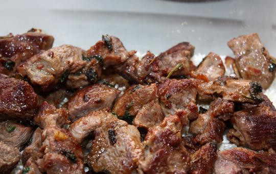 1. Этап. Баранина, запеченная с рисом: Берем форму для выпекания, наливаем в нее немножко растительного масла и засыпаем вымытый рис. Сверху выкладываем обжаренные кусочки баранины.