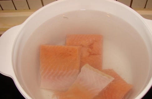 1. Этап. Уха со сливками: 2. Нарезав крупными кусочками, выложите в кастрюлю с водой и поставьте на огонь.