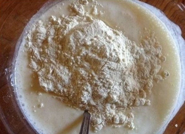 1. Этап. Пирожки жареные (на кефире): 4. Муку заранее просейте, лучше 2 раза. Порционно введите ее в миску к жидким составляющим.