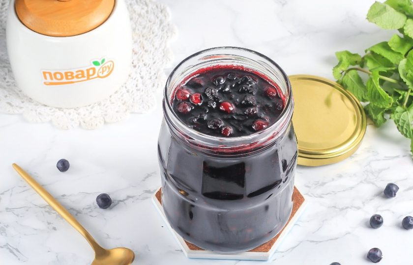 1. Этап. Варенье из черники и брусники: Ошпарьте банку и крышку кипятком или пропарьте в микроволновке, на пару. Выложите в нее горячее варенье и сразу же закупорьте крышкой по резьбе или с помощью ключа для консервации. Остудите при комнатной температуре.