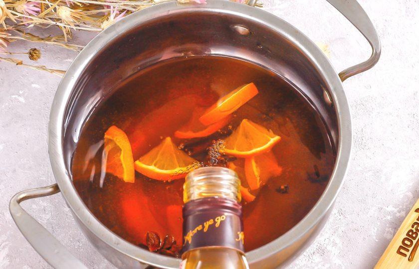 1. Этап. Английский грог: Когда жидкость практически закипит — выключите нагрев и влейте в нее ром. Можно использовать как светлый, так и карамельный ром.