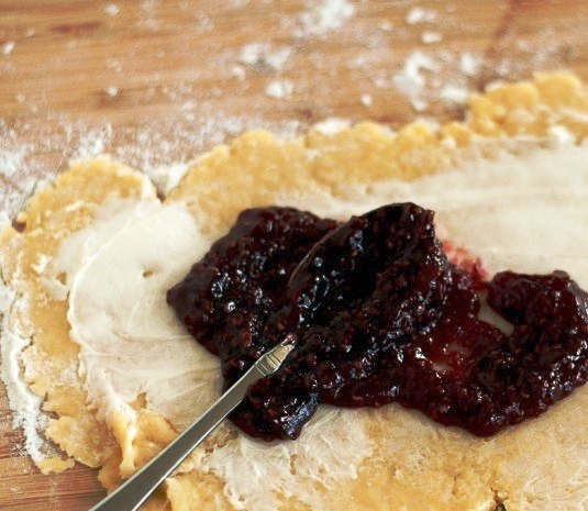 1. Этап. Русские булочки: Каждую часть теста раскатываем в прямоугольник. На каждый прямоугольник наносим слой сливочного масла и варенья.