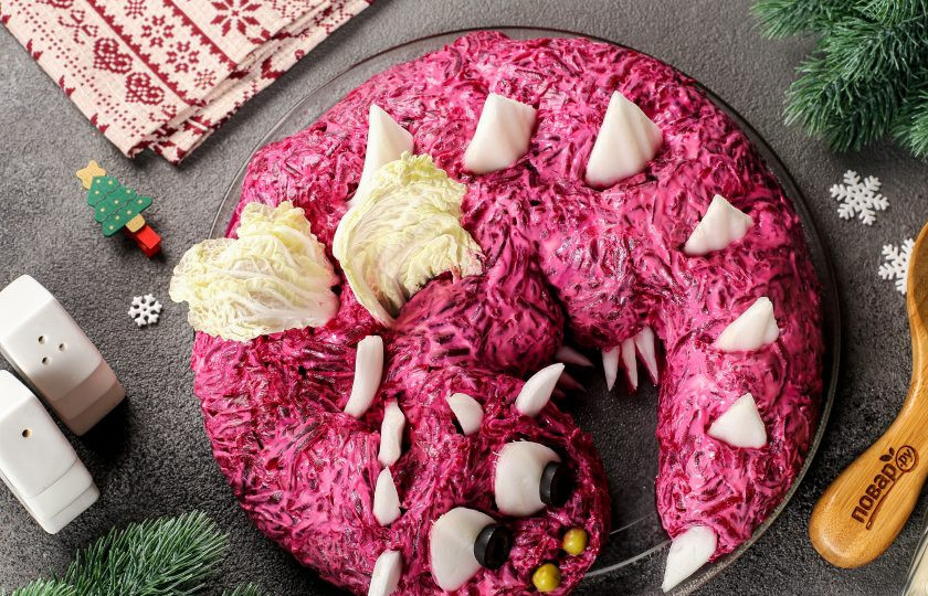 1. Этап. Селедка под шубой на год Дракона: Зрачки сделайте из маслин, а ноздри из зелёного горошка. Можно добавить ушки из твердой части пекинской капусты, а из верхней, сделать дракончику крылья. Оформляйте и фантазируйте, создайте своего собственного мифического персонажа!