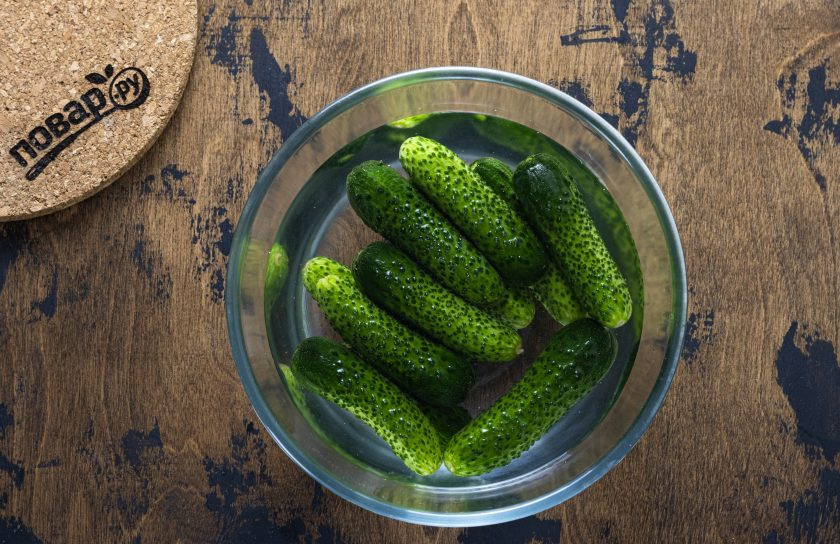 1. Этап. Огурцы с медом и клюквой: Огурцы замочите в холодной воде на 4 часа.