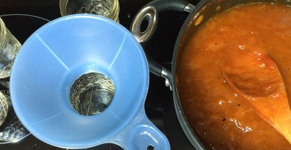 1. Этап. Джем из абрикосов без косточек: Горячий джем разложить по банкам и закатать.