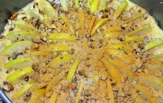 1. Этап. Пирог с яблоками и орехами: Посыпьте оставшимися орехами, корицей и сахаром. Выпекайте полчаса при 180 градусах.